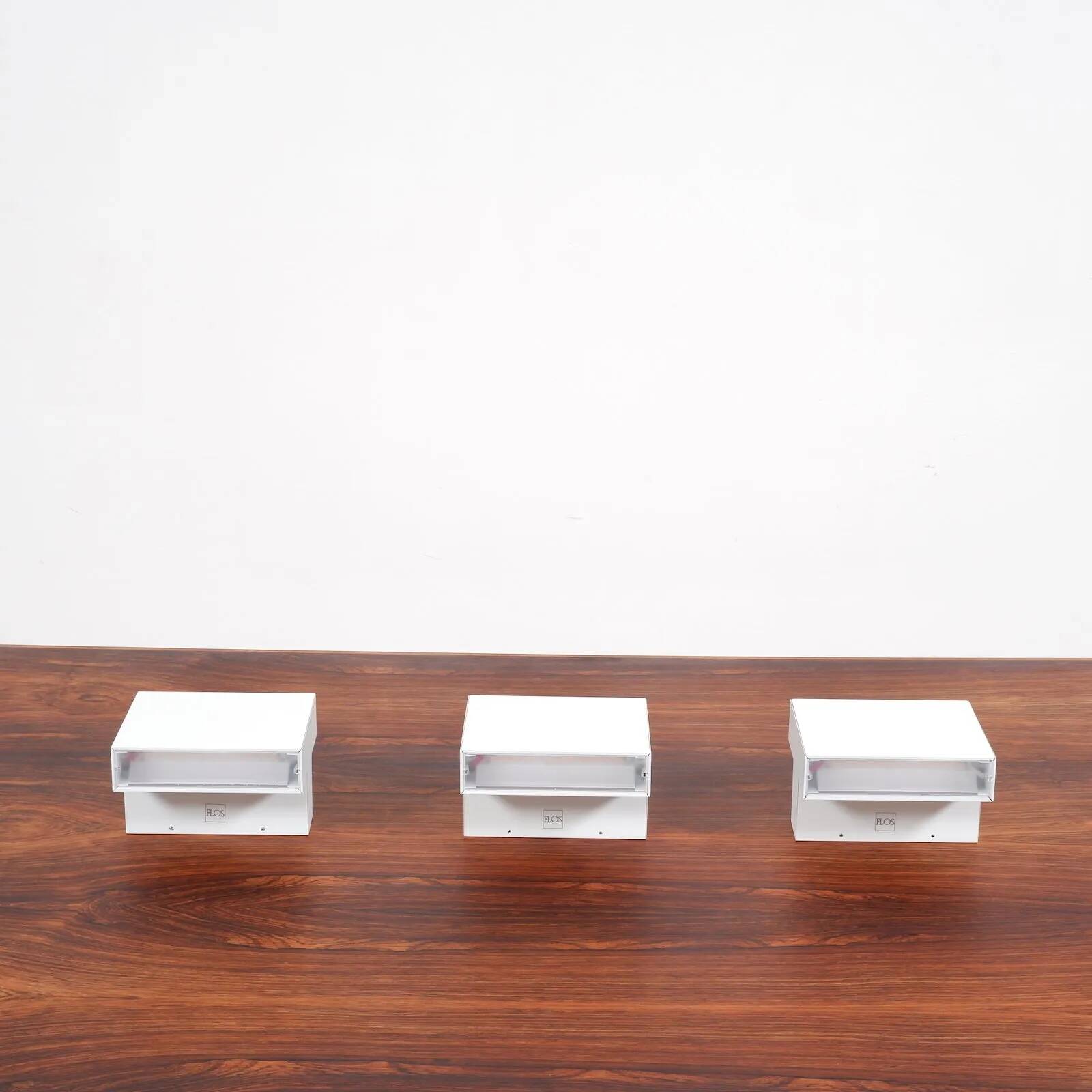 “Tight light” wall lamps by Piero Lissoni for Flos