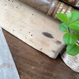 Serre-joint ancien en bois brut, serre-livres