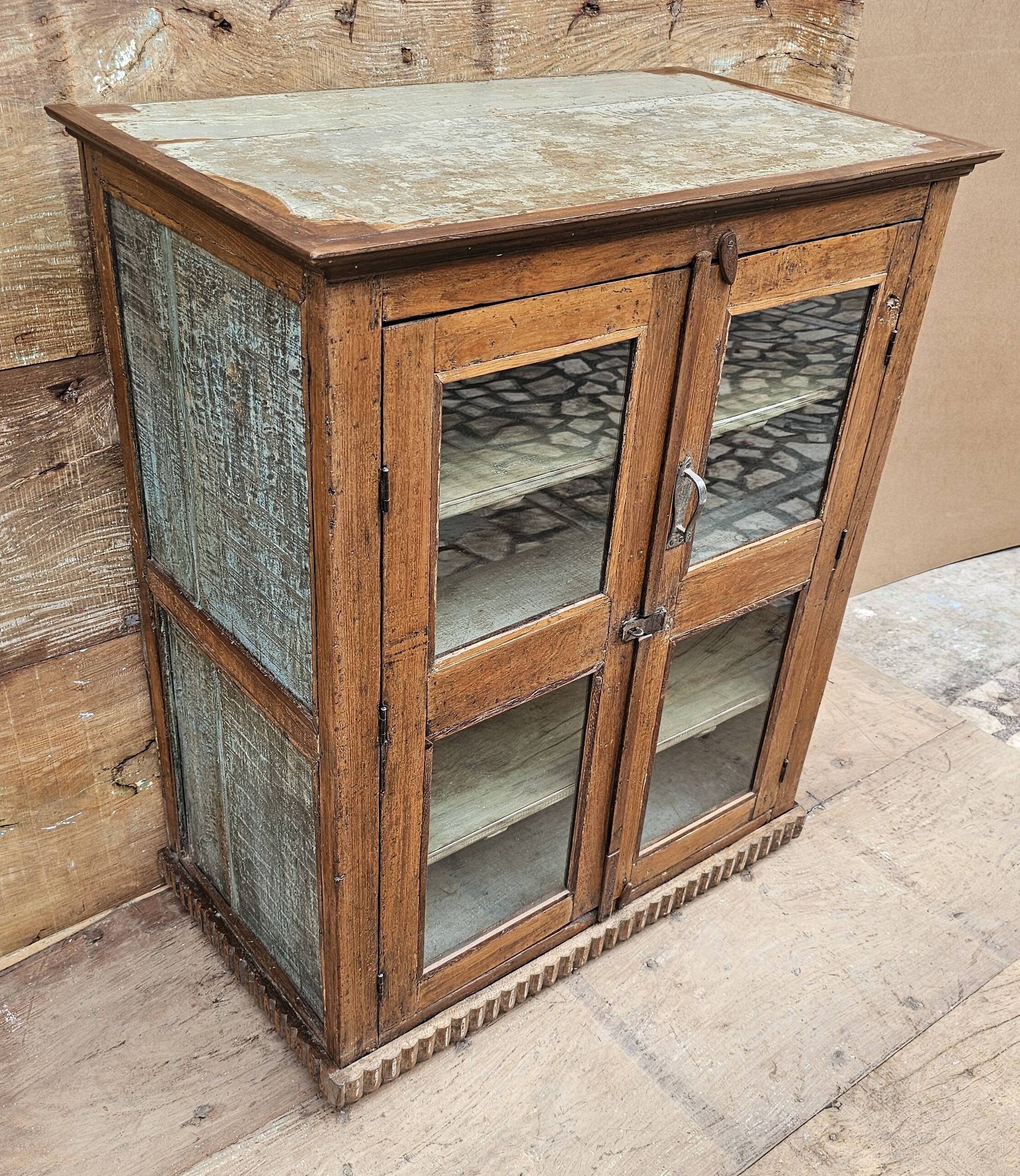 Ancien cabinet vitré en teck birman