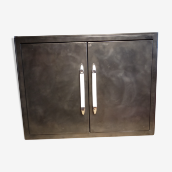 Metal wall cabinet