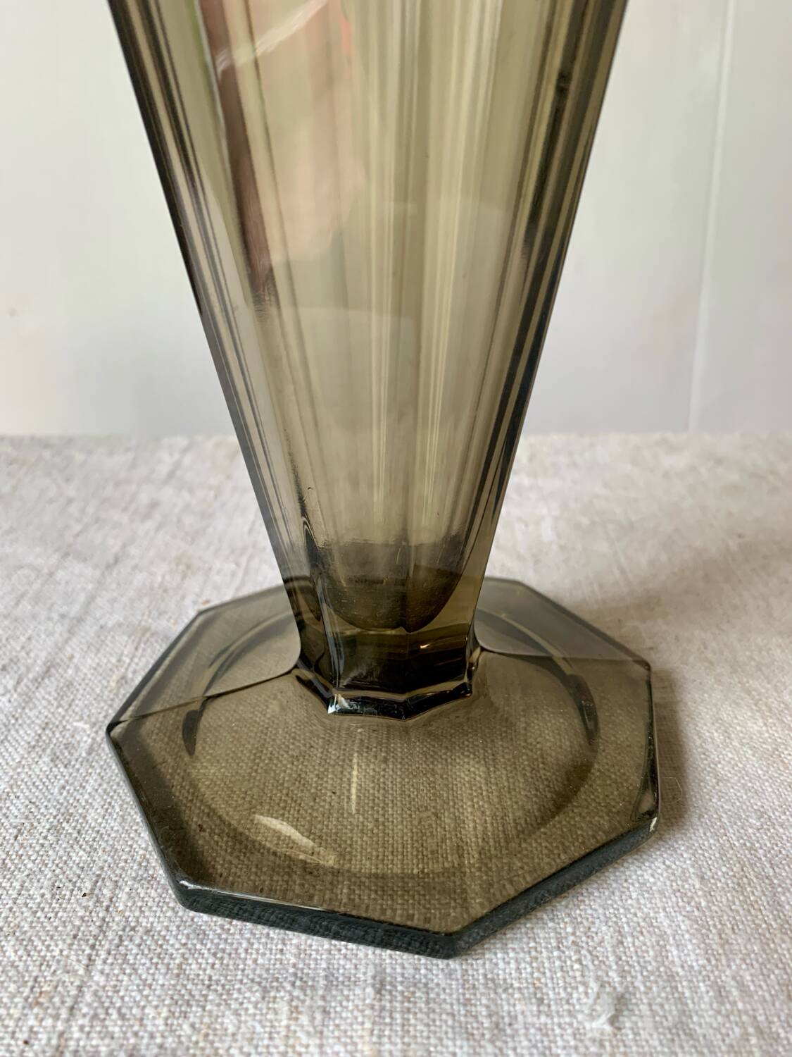 Vase cornet 1930 Art Deco verre fumé