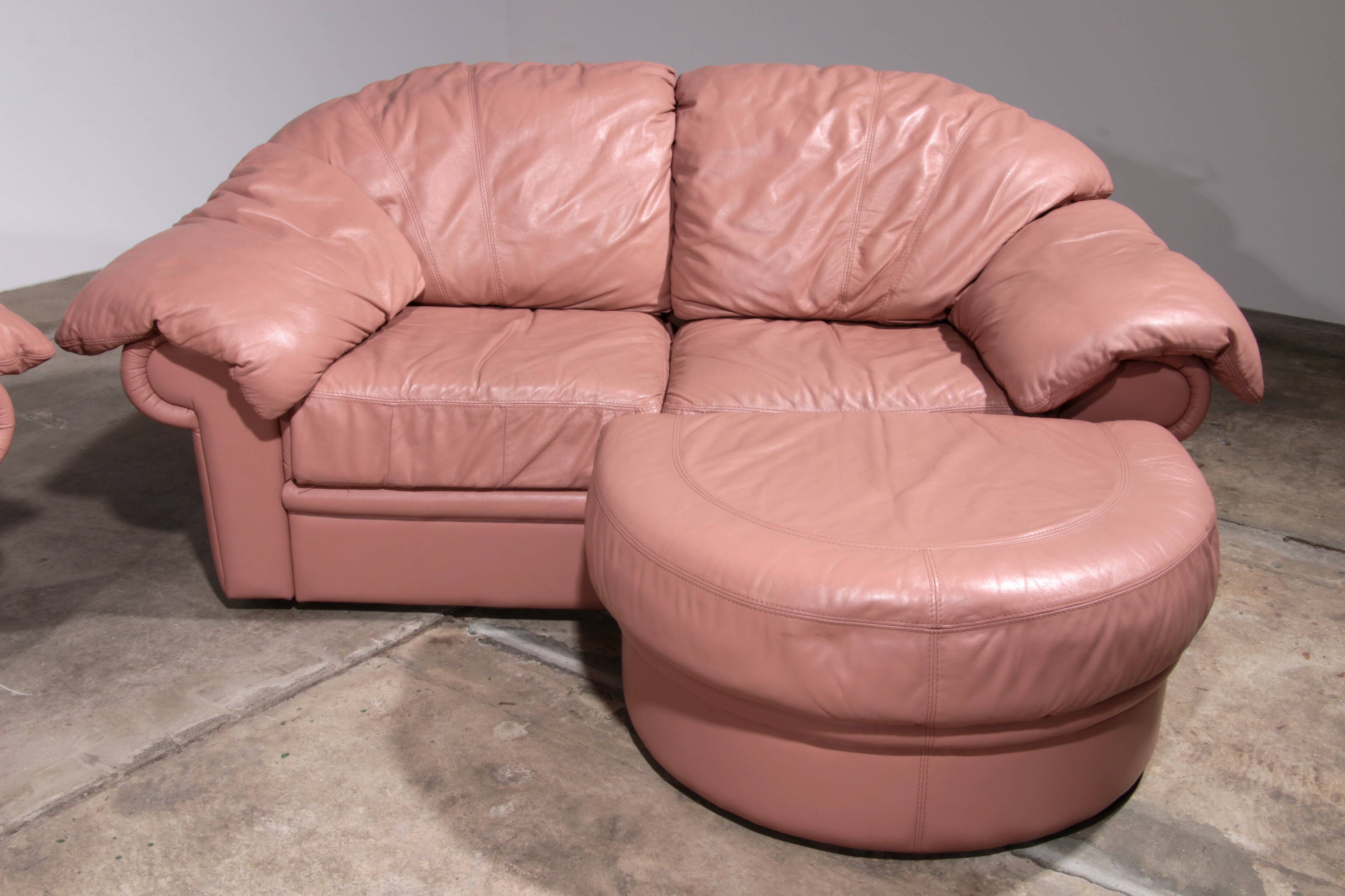 Ensemble de salon italien vintage – 4 pièces en cuir rose (années 1970)
