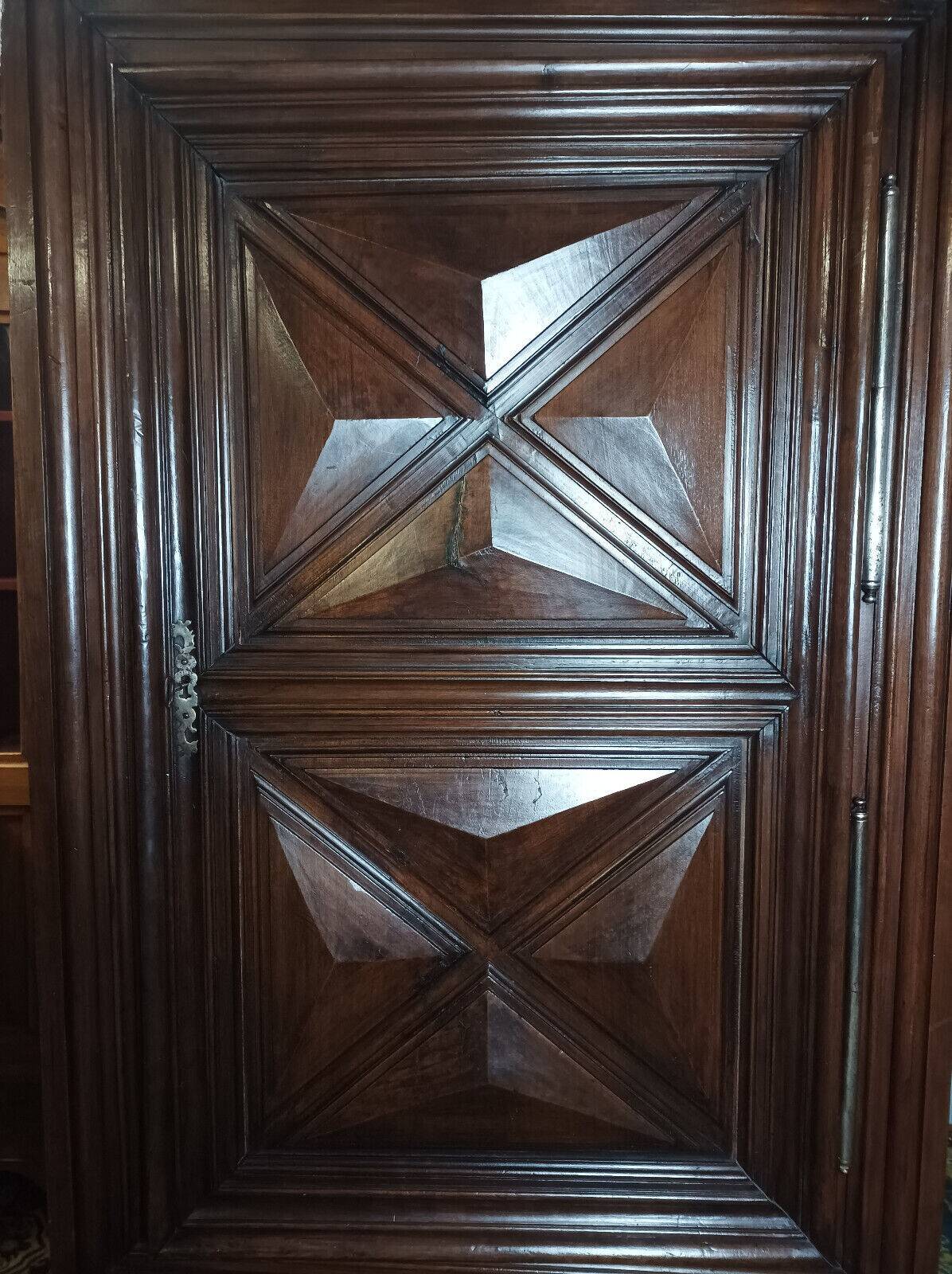 Standing man from the Louis XIII era in walnut with a diamond point.