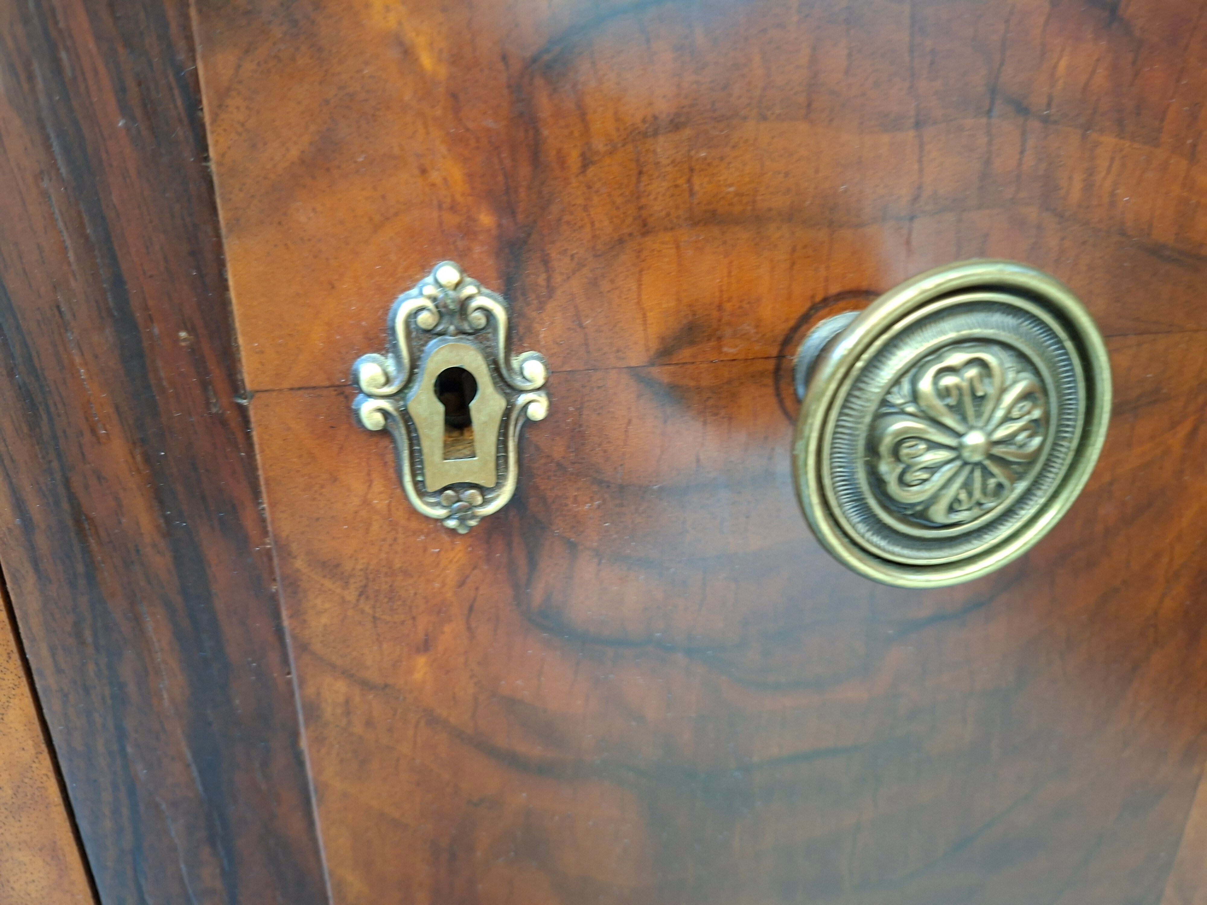 Coppia di credenze Art Deco anni '30 in radica