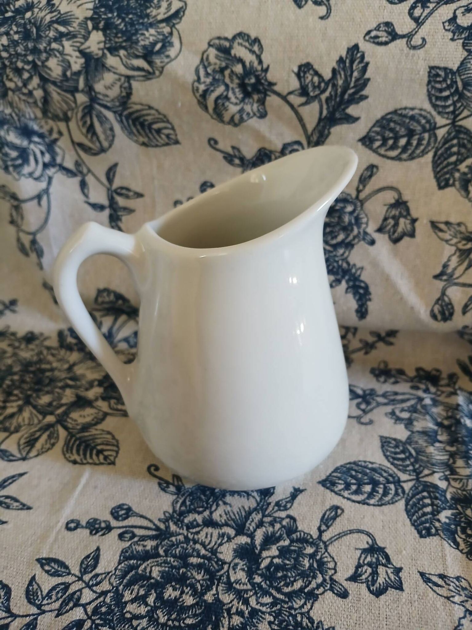 2 small vintage jugs