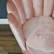 Fauteuil pétale Art déco en velours rose poudré et pattes en laiton