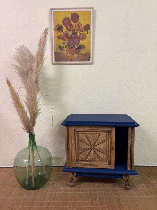 Petit meuble d'appoint vintage upcyclé bleu nuit et bois brut, porte rosace