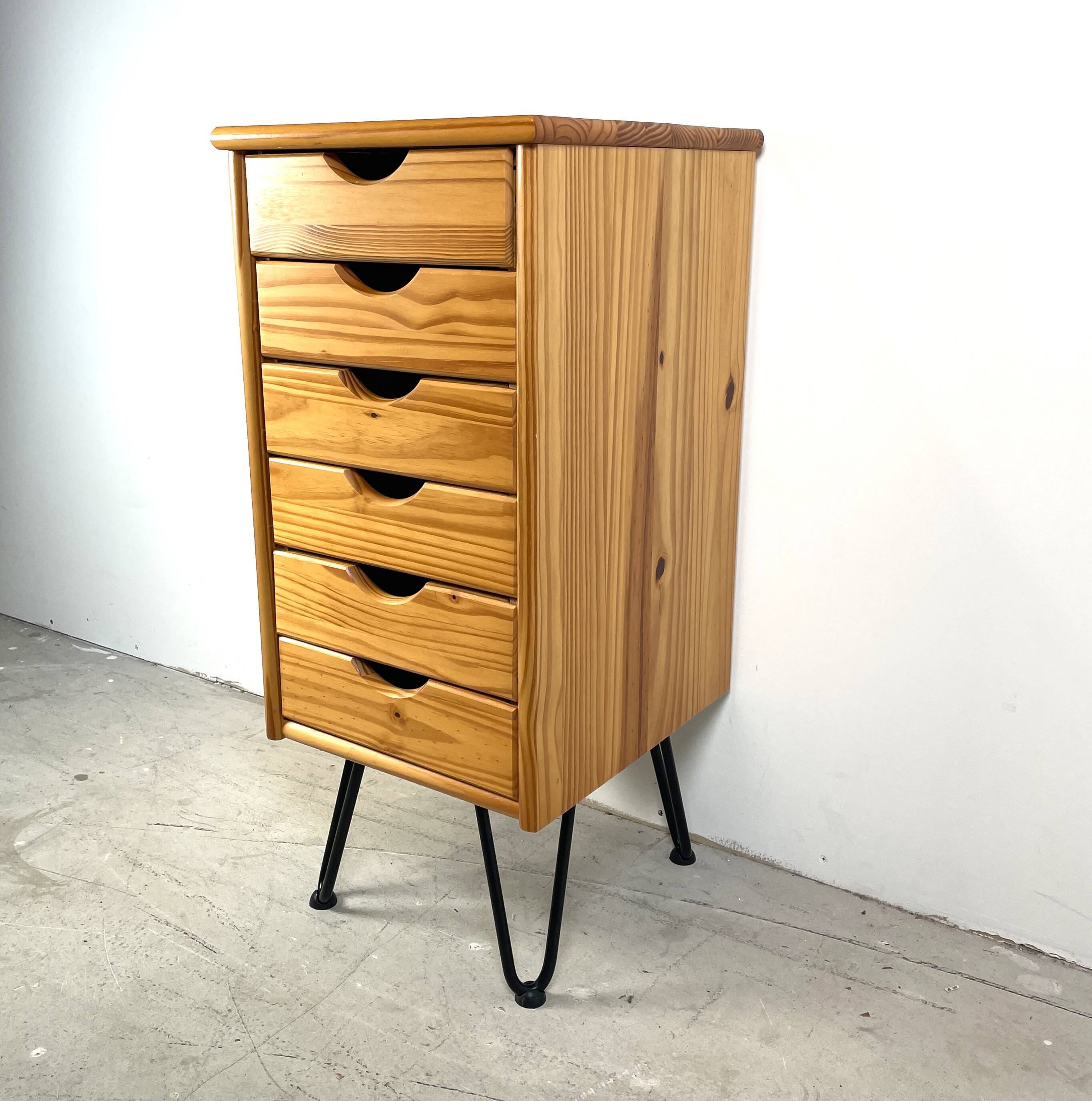Commode sur pieds en épingle à cheveux, style scandinave