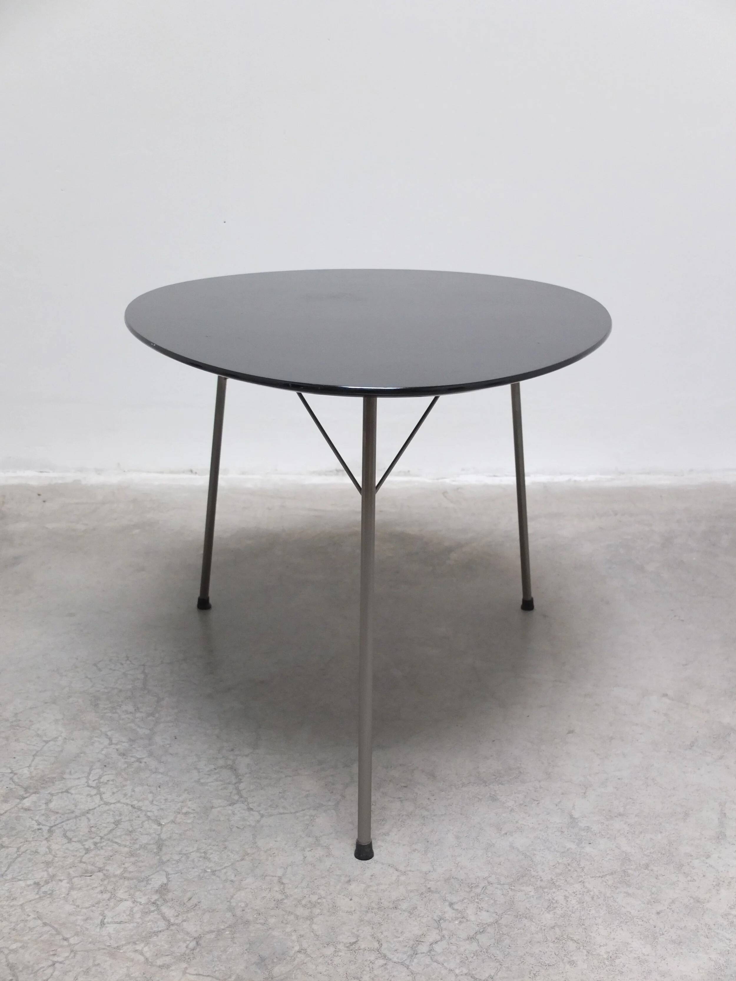 Rare 'Egg' table by Arne Jacobsen for Fritz Hansen, 1952