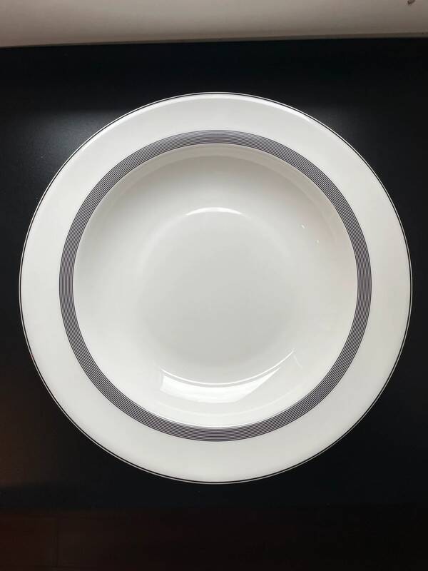 1 Porcelain dish 28 cm Wedgwood x Vera Wang “Cosmos” collection