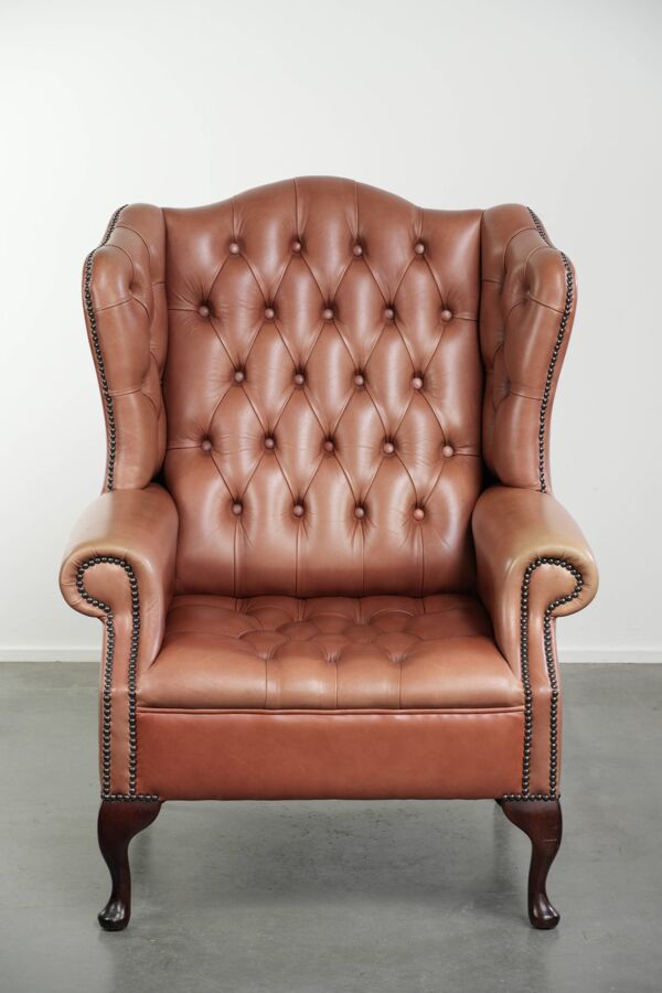 Fauteuil à oreilles Chesterfield en cuir de vachette anglais classique avec boutons.