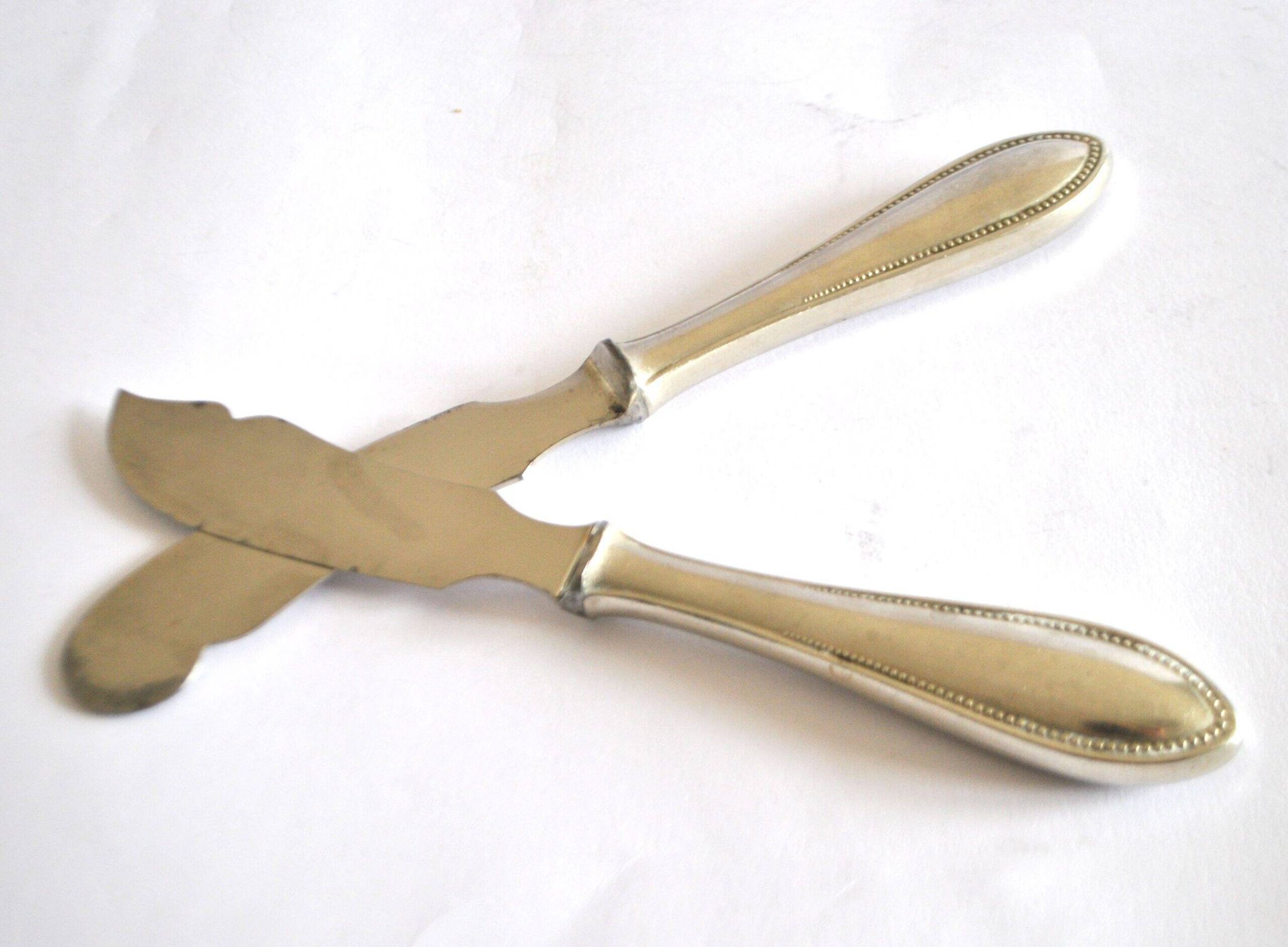 Two antique service knives in silver-plated metal, pearl frieze gowe alpacca.