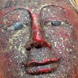 Masque à suspendre visage de bouddha bois polychrome sculpté