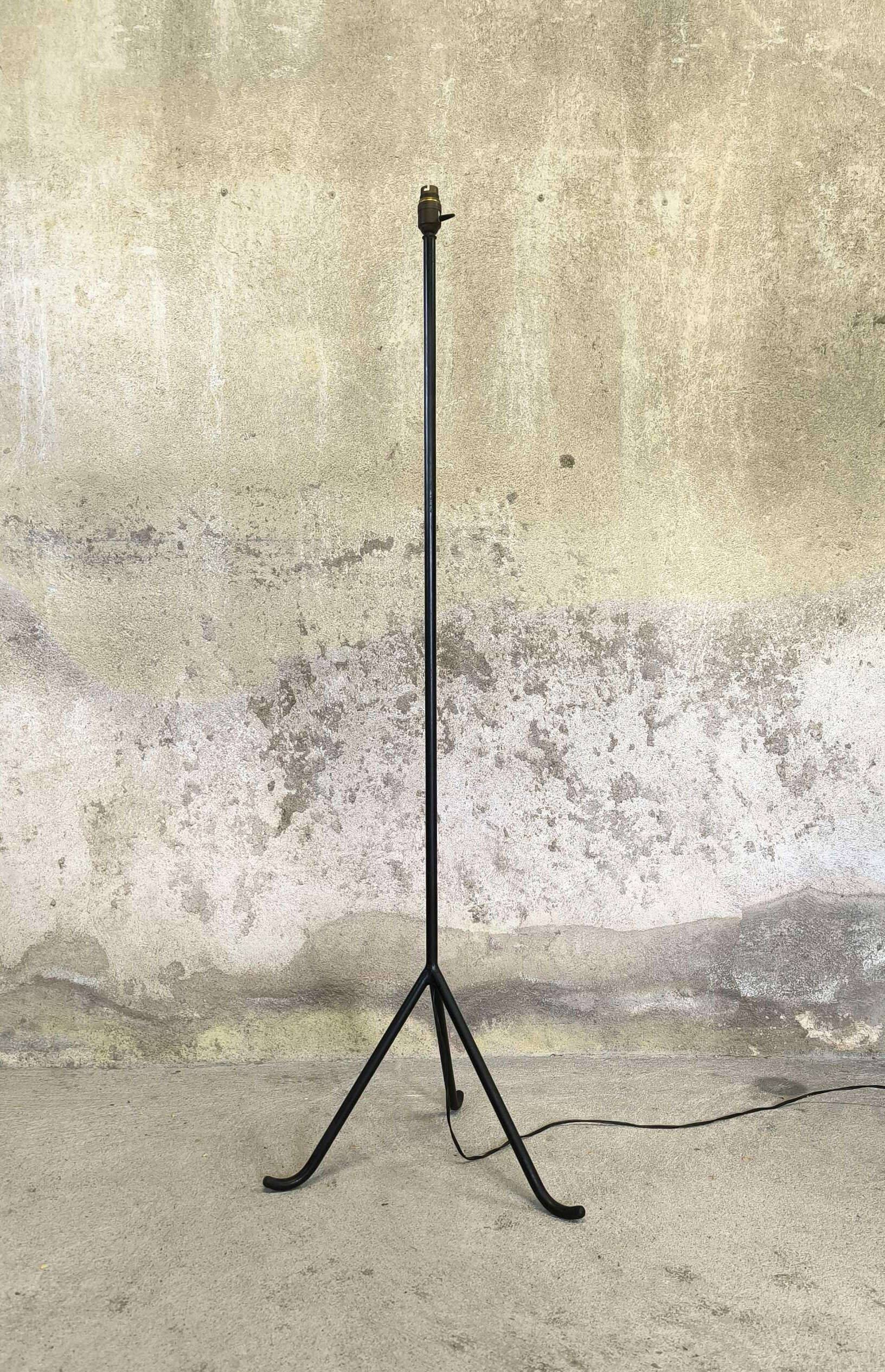 Vintage modernist tripod floor lamp.
