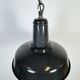 Lampe à suspension industrielle en émail gris foncé français, années 1960