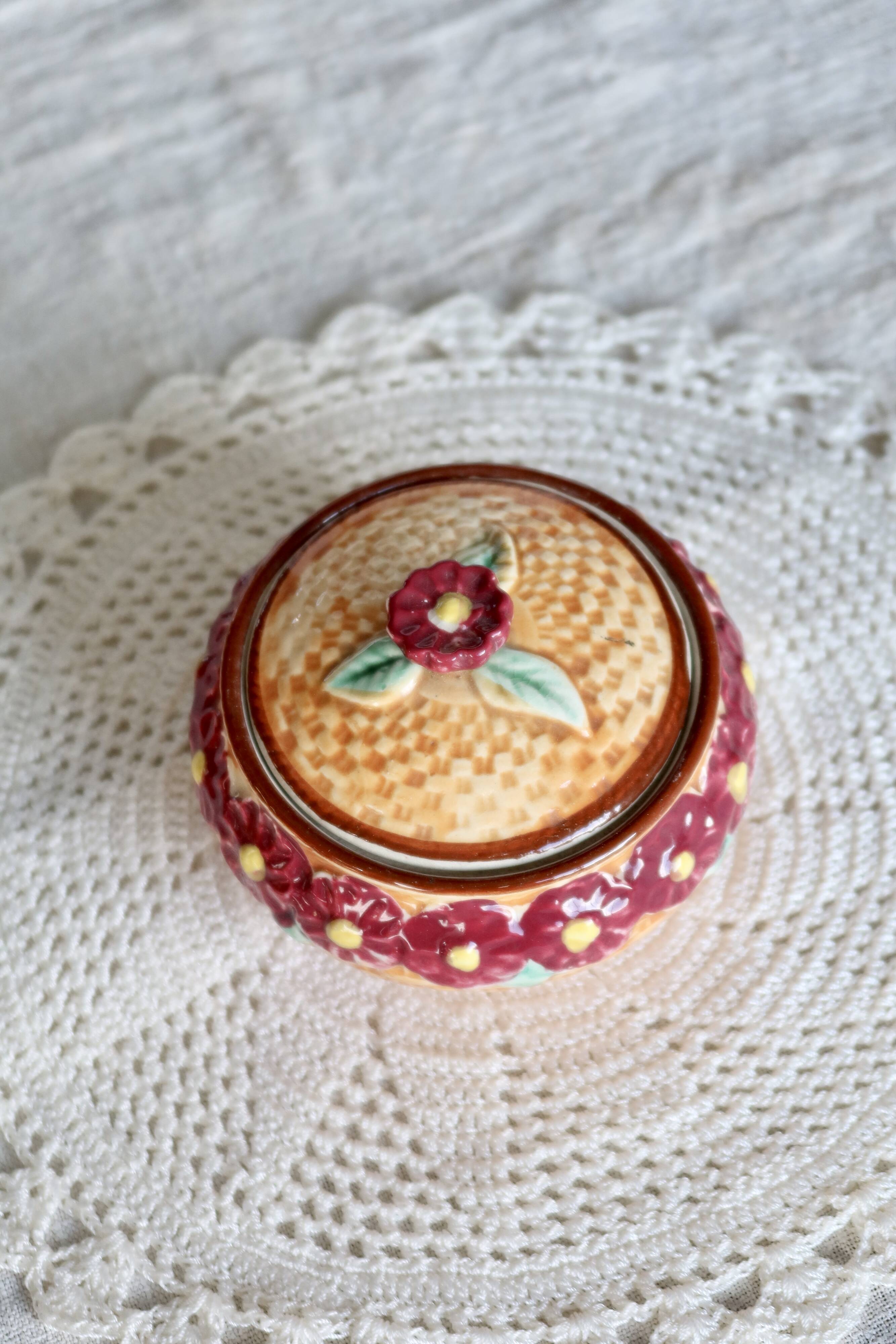 Vintage earthenware and slip candy box - Woven basket, burgundy flowers
