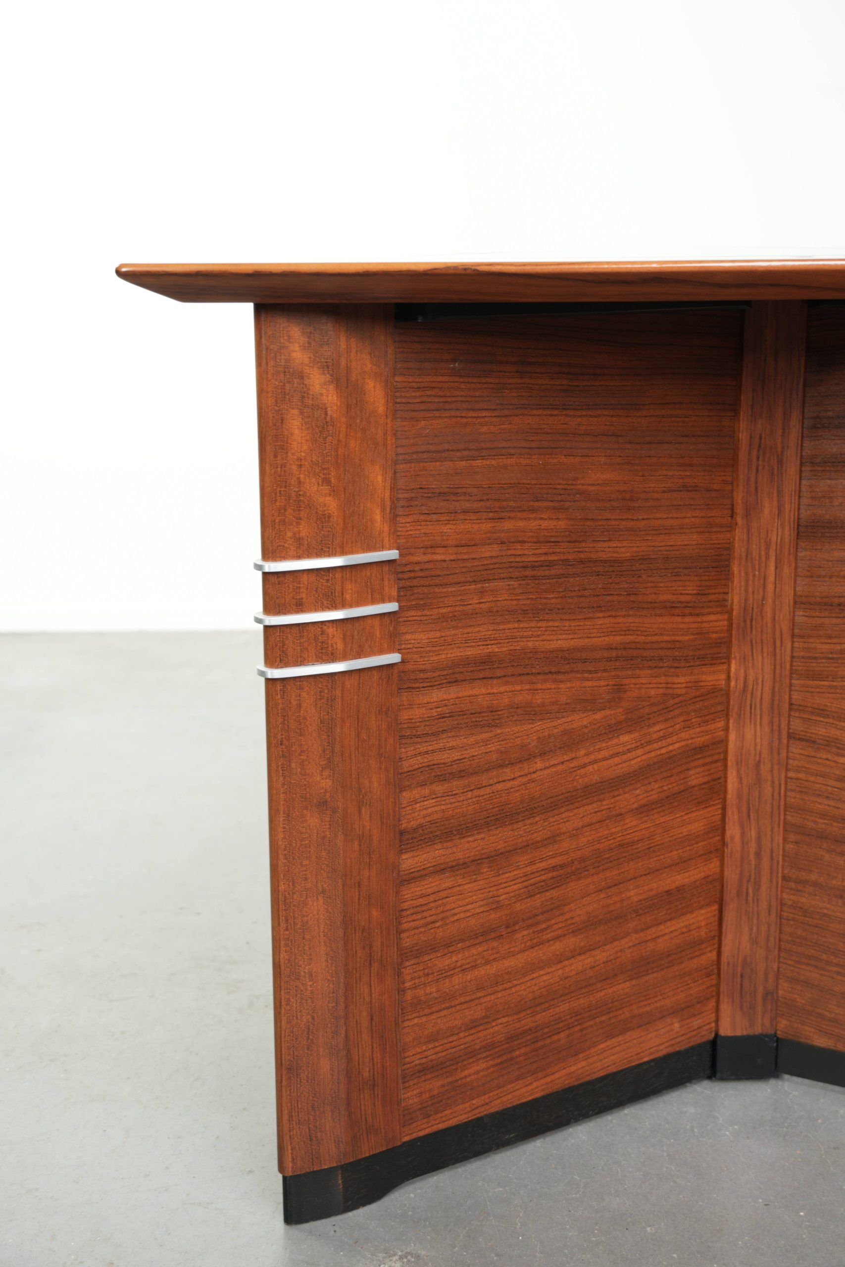 Table basse/table d'appoint en design Art Déco triangulaire