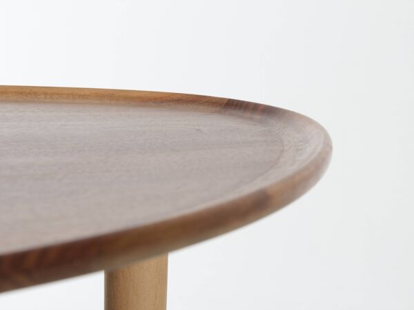 Table basse scandinave ou table d'appoint demi lune en noyer