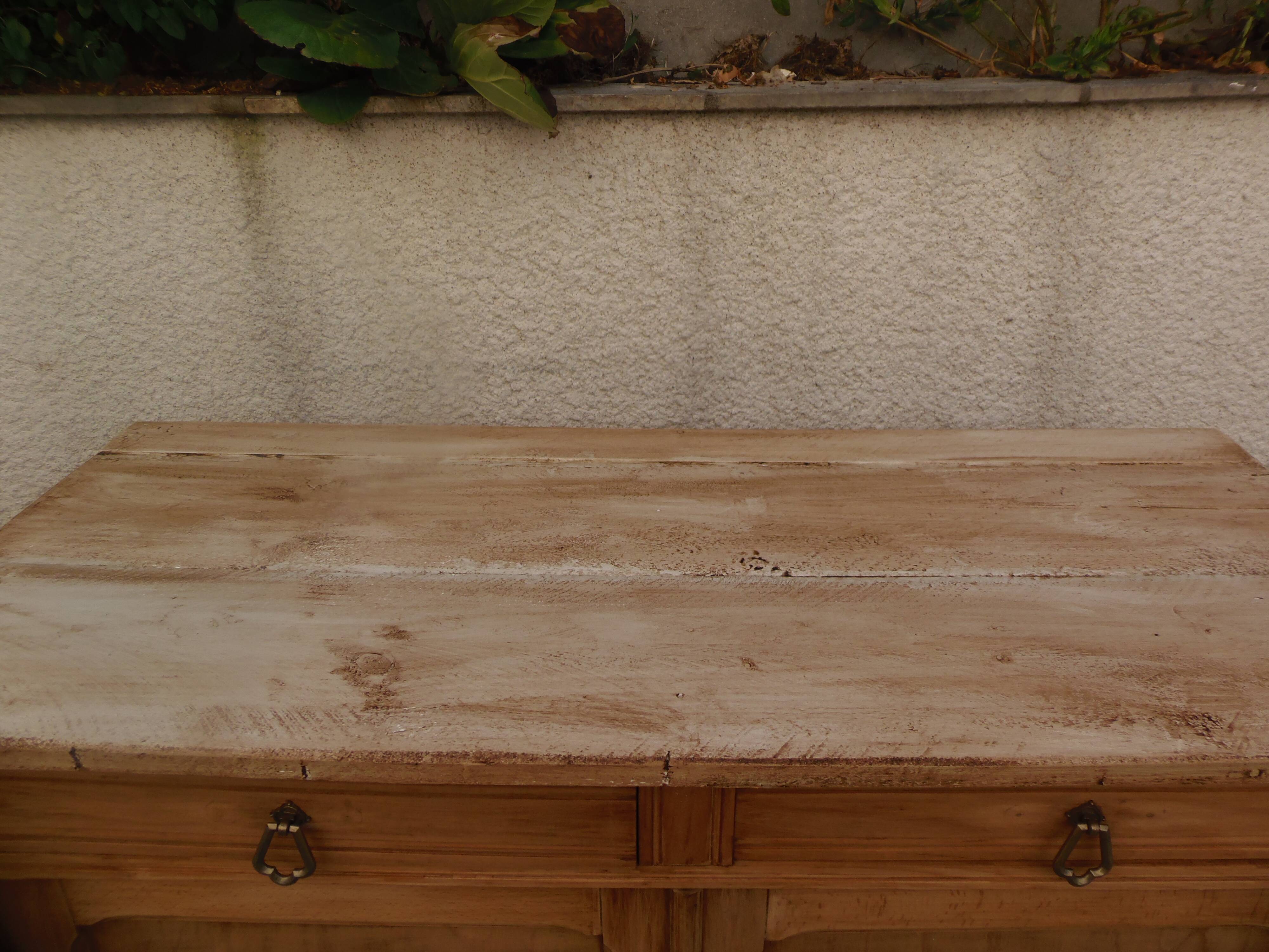 Buffet Art Déco en bois naturel, charme authentique.