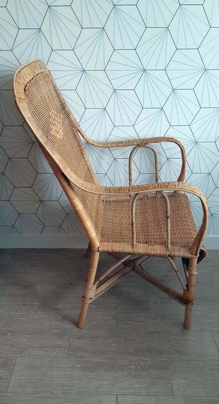 Fauteuil vintage en rotin tressé.