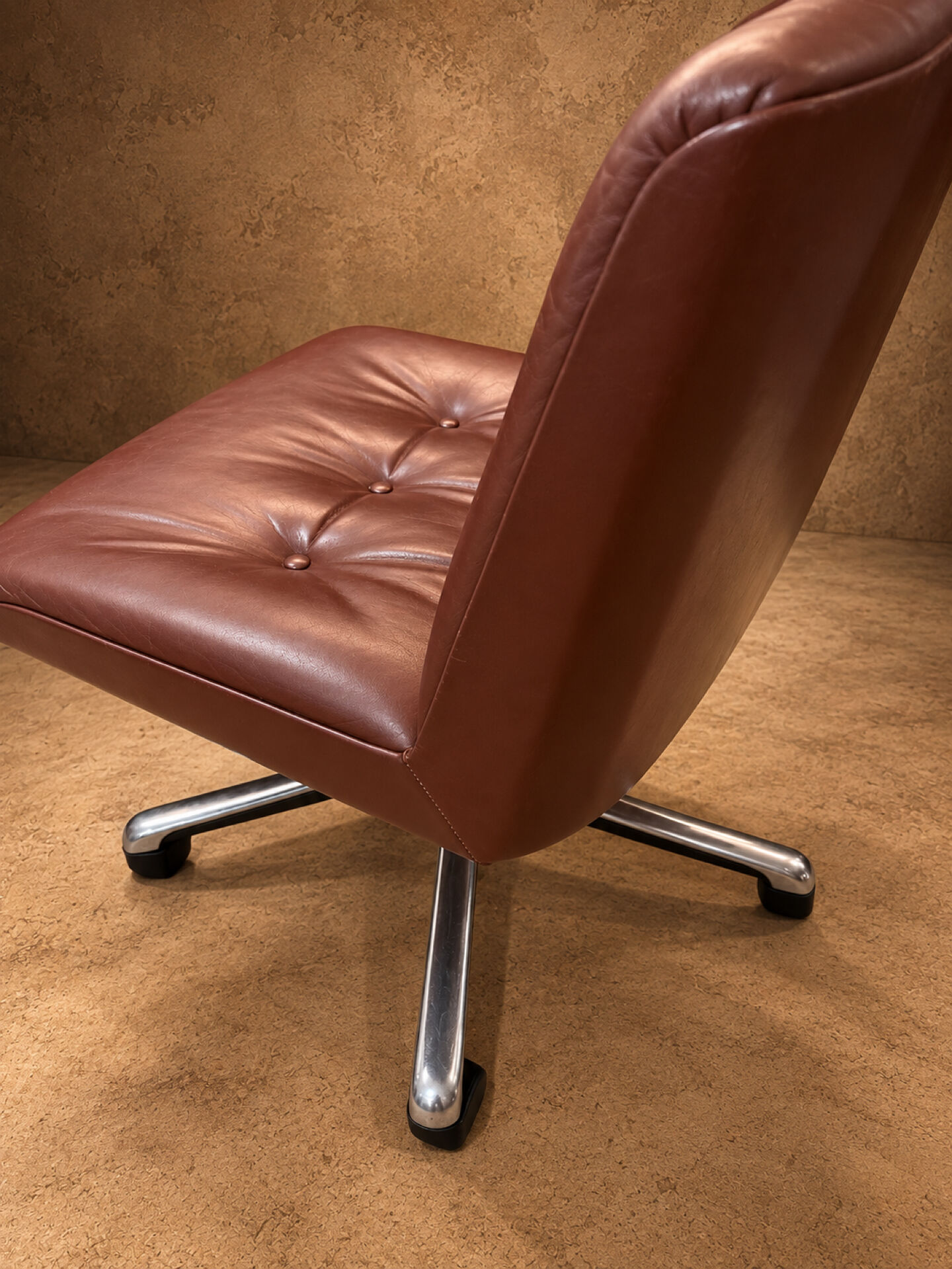 Nomadic leather armchair P128 Osvaldo Borsani