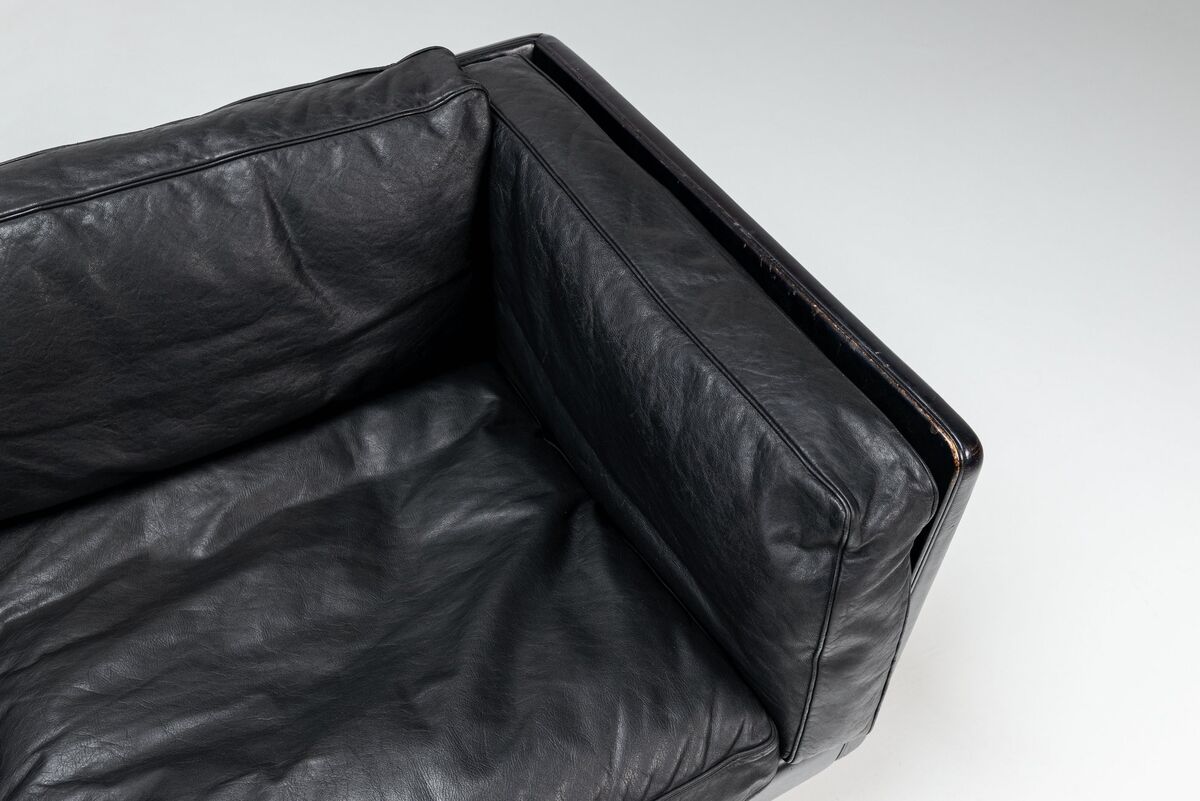Illum Wikkelso model V11 sofa in black leather by Holger Christiansen, Denmark, 1960