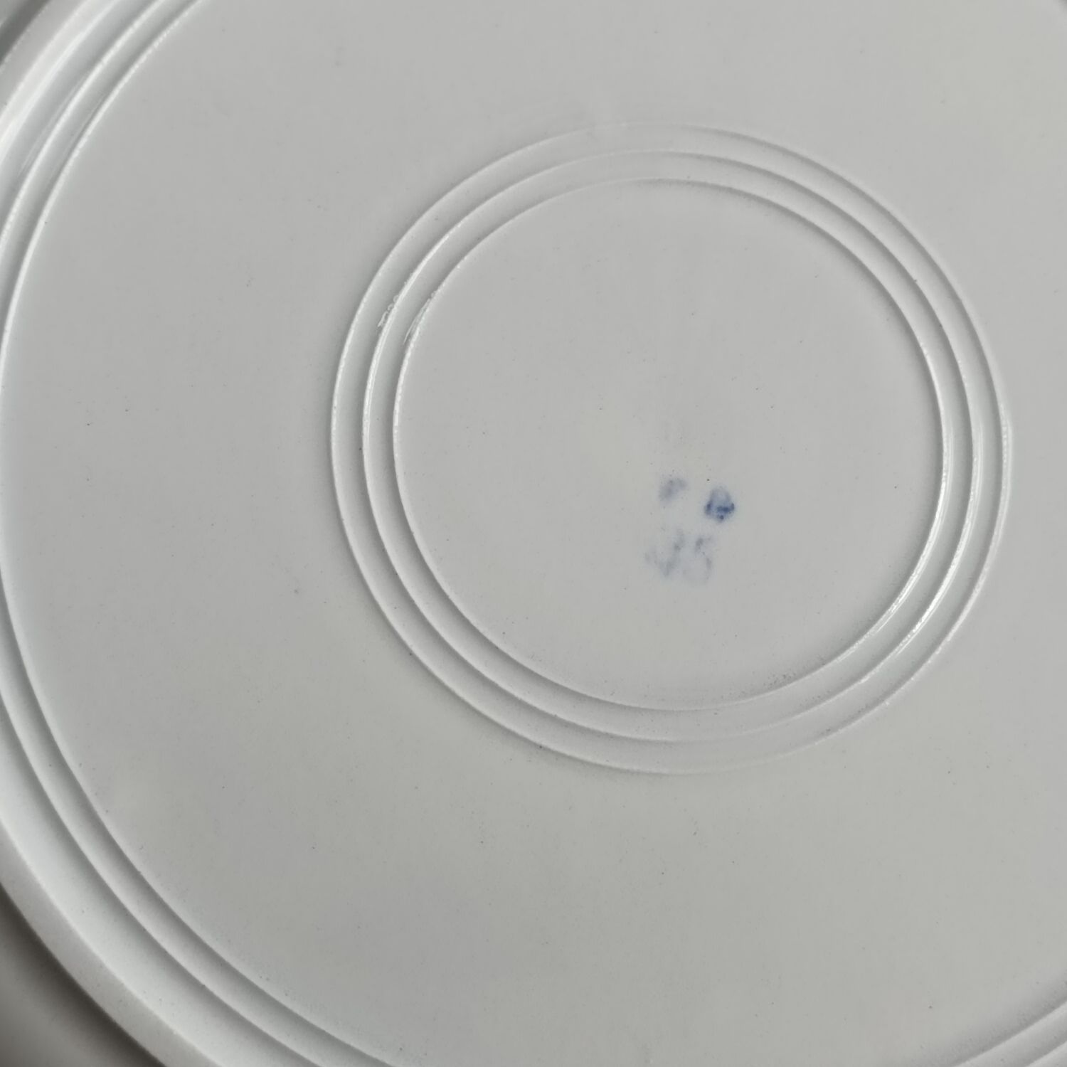 Six mismatched plates iron earth