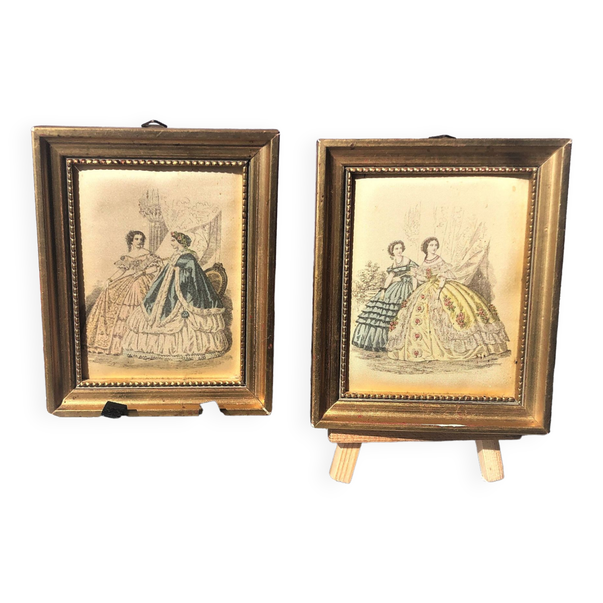 Lot de deux petits cadres portrait de marquises