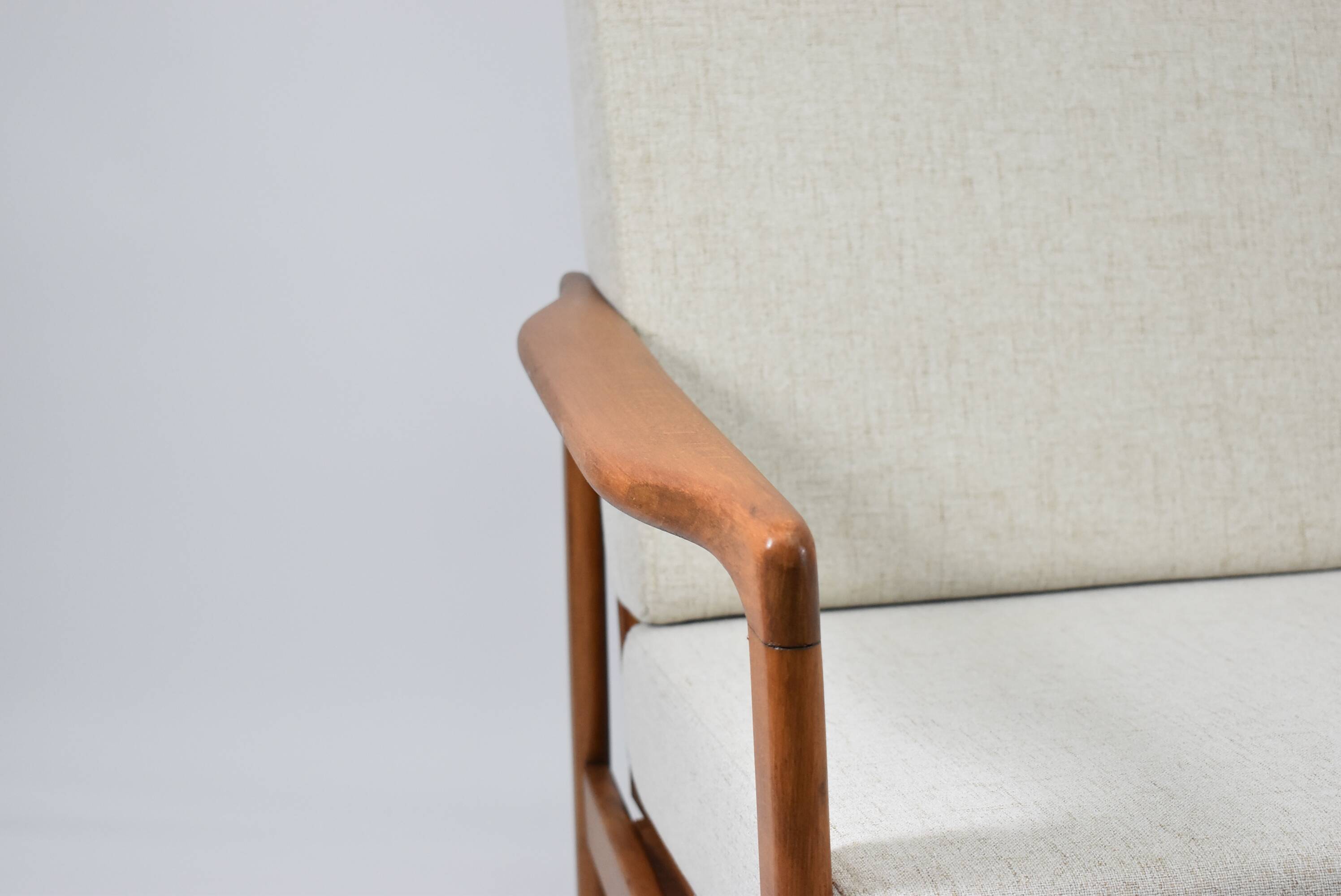 Canapé deux places beige de style scandinave