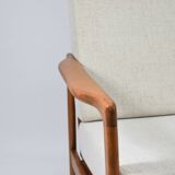 Canapé deux places beige de style scandinave