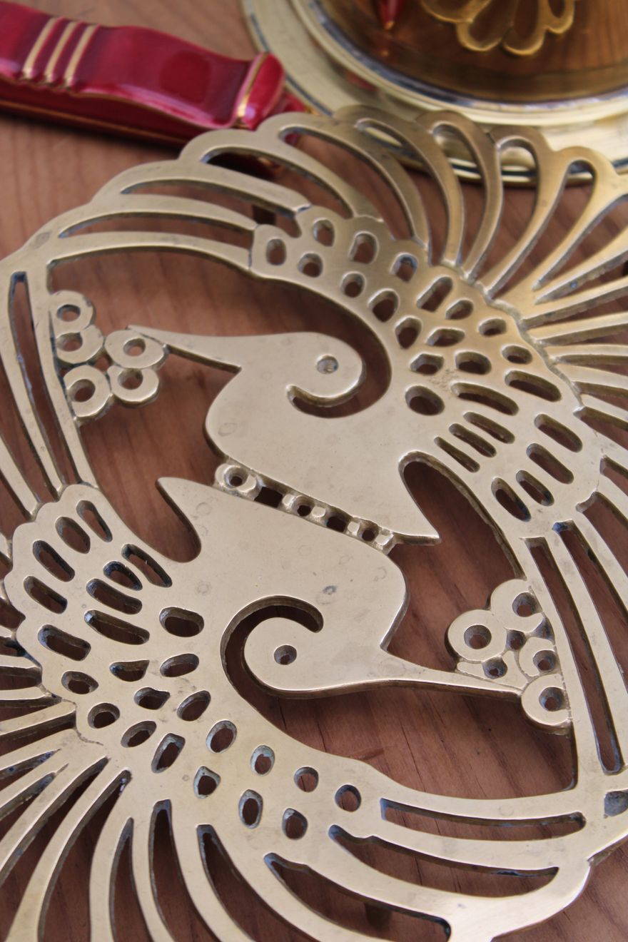 Golden table mat