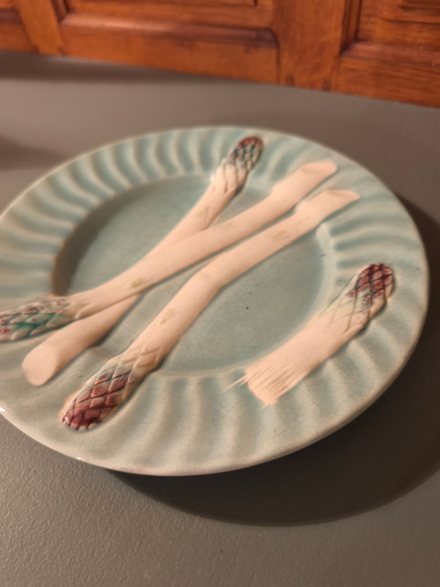 Assiette ancienne en barbotine – décor d’asperges
