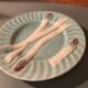 Assiette ancienne en barbotine – décor d’asperges