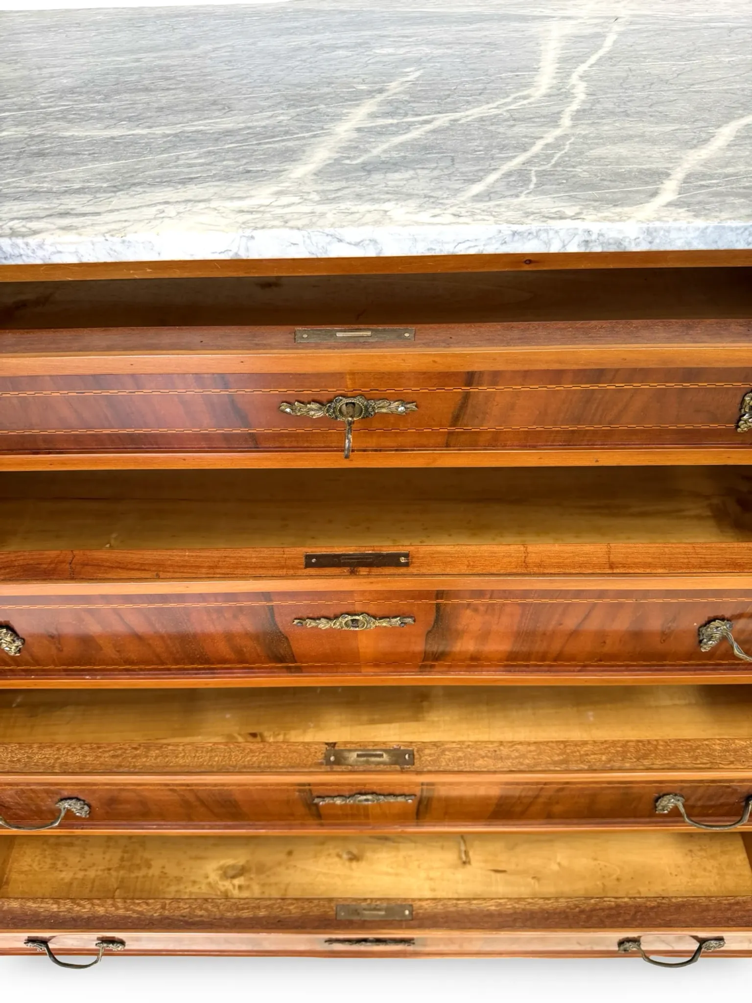Elegant antique chest of drawers, dating to the early 20th century, ci