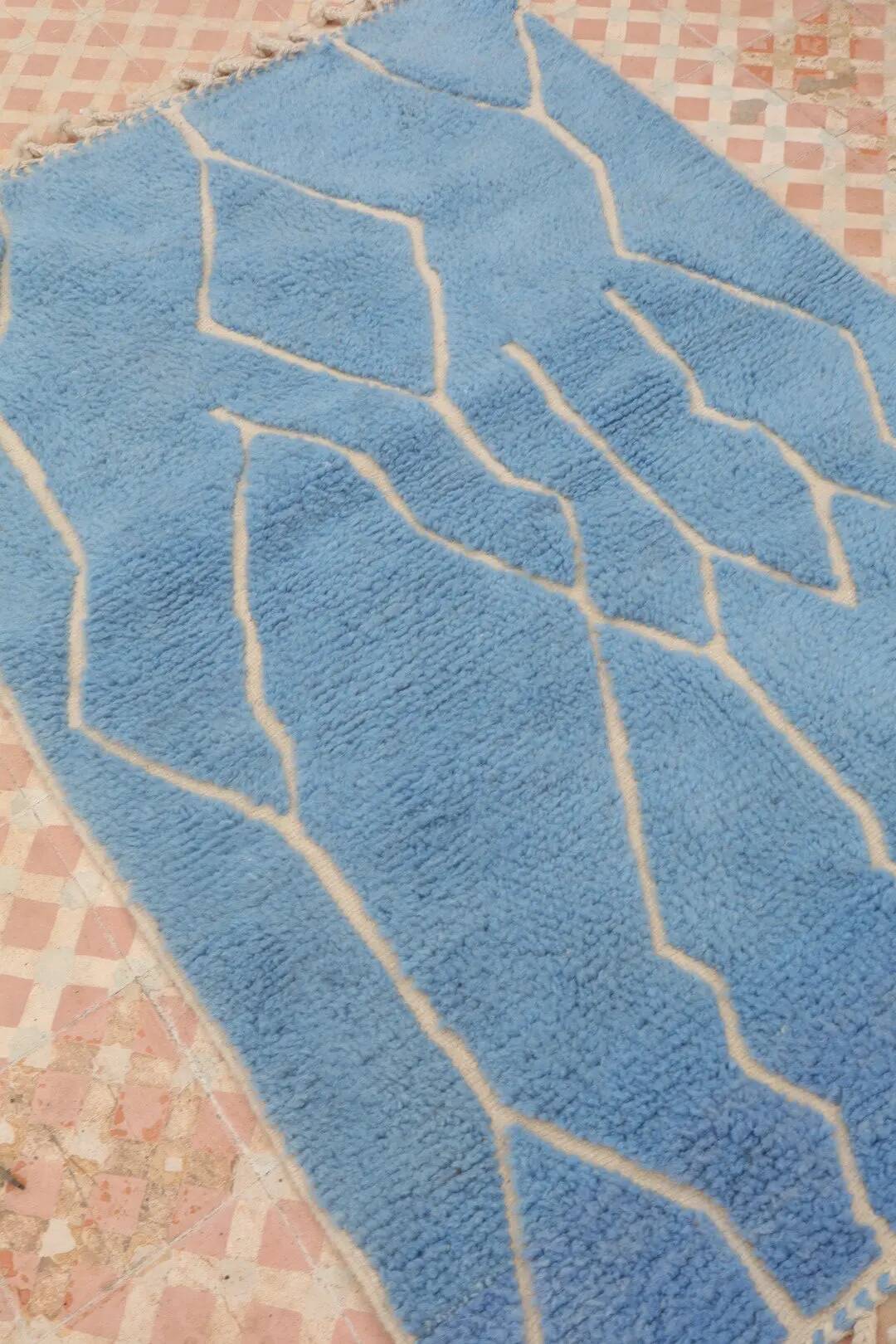 Beni Ouarain Berber rug in glacier blue with relief patterns - 152 x 100 cm