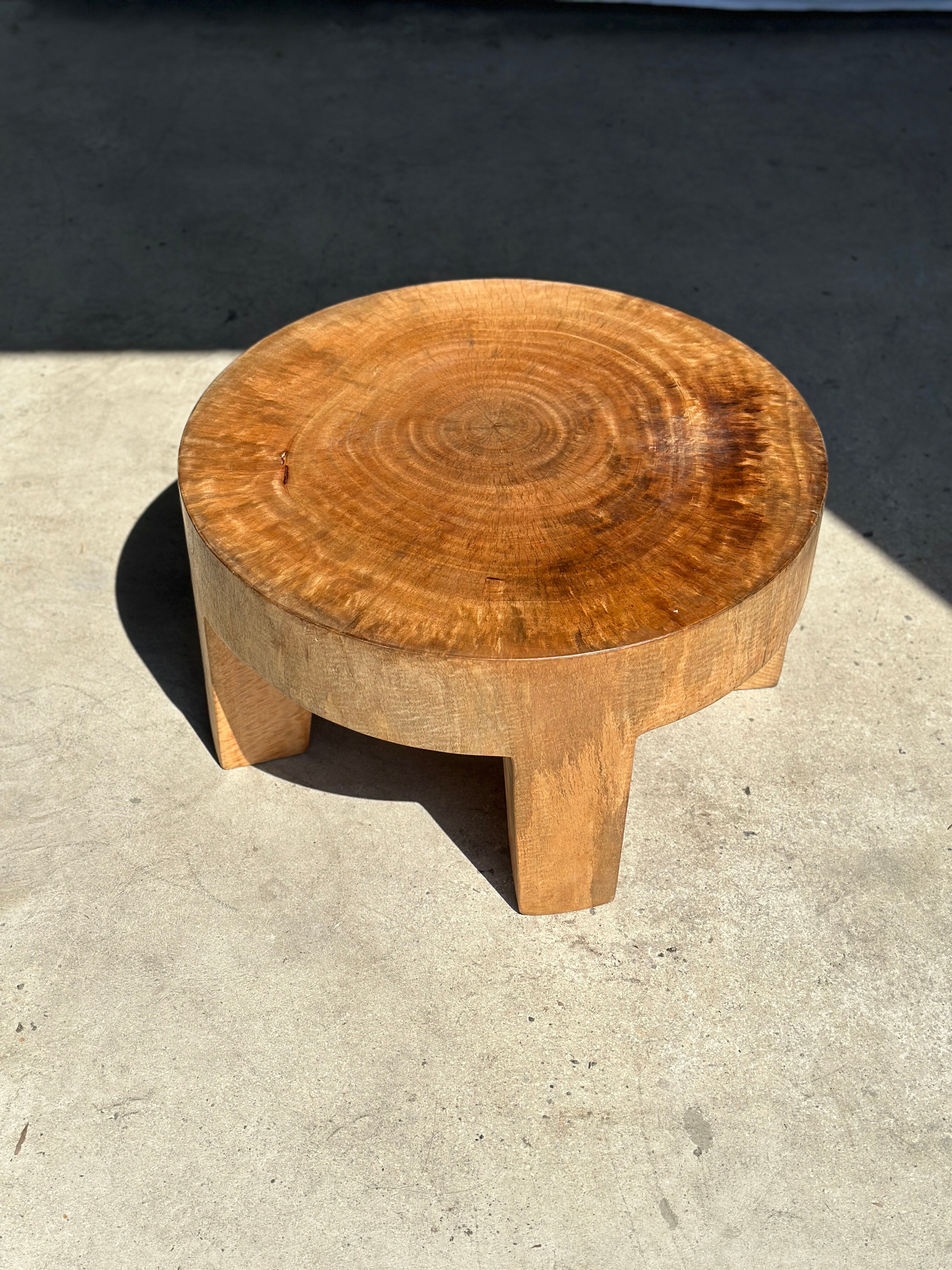 Quadripod coffee table in solid wood monoxyl natural color (dark)