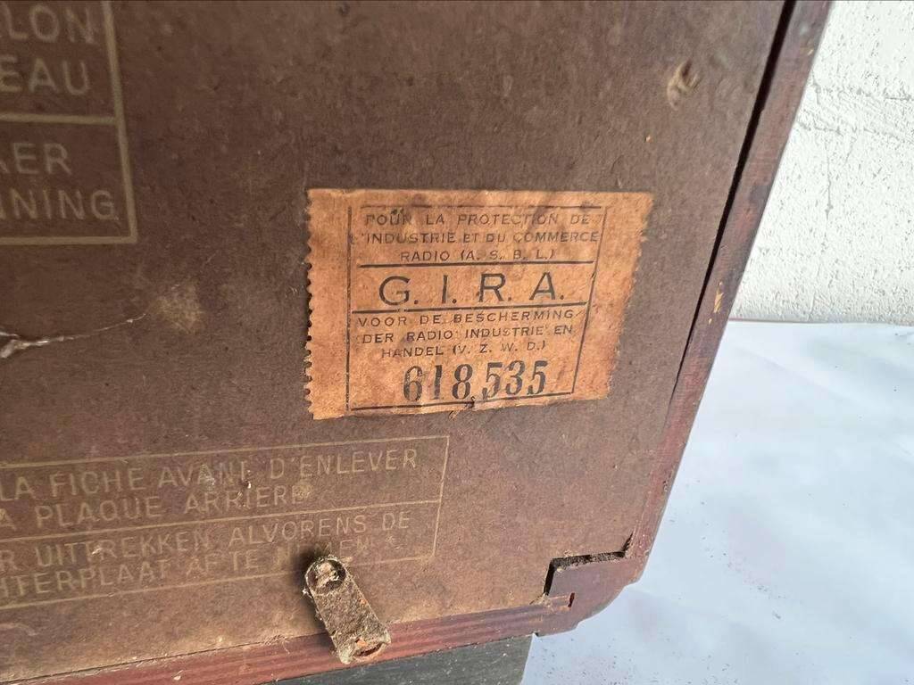 Vintage wooden radio radiobell