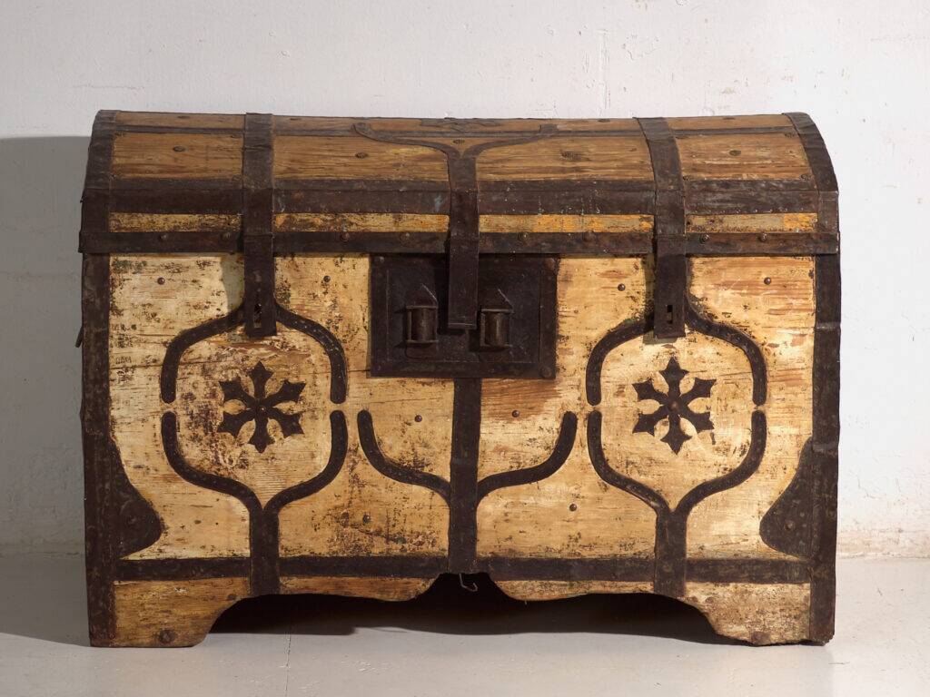 Coffre ancien ferré en bois de pin – Europe centrale, vers 1870