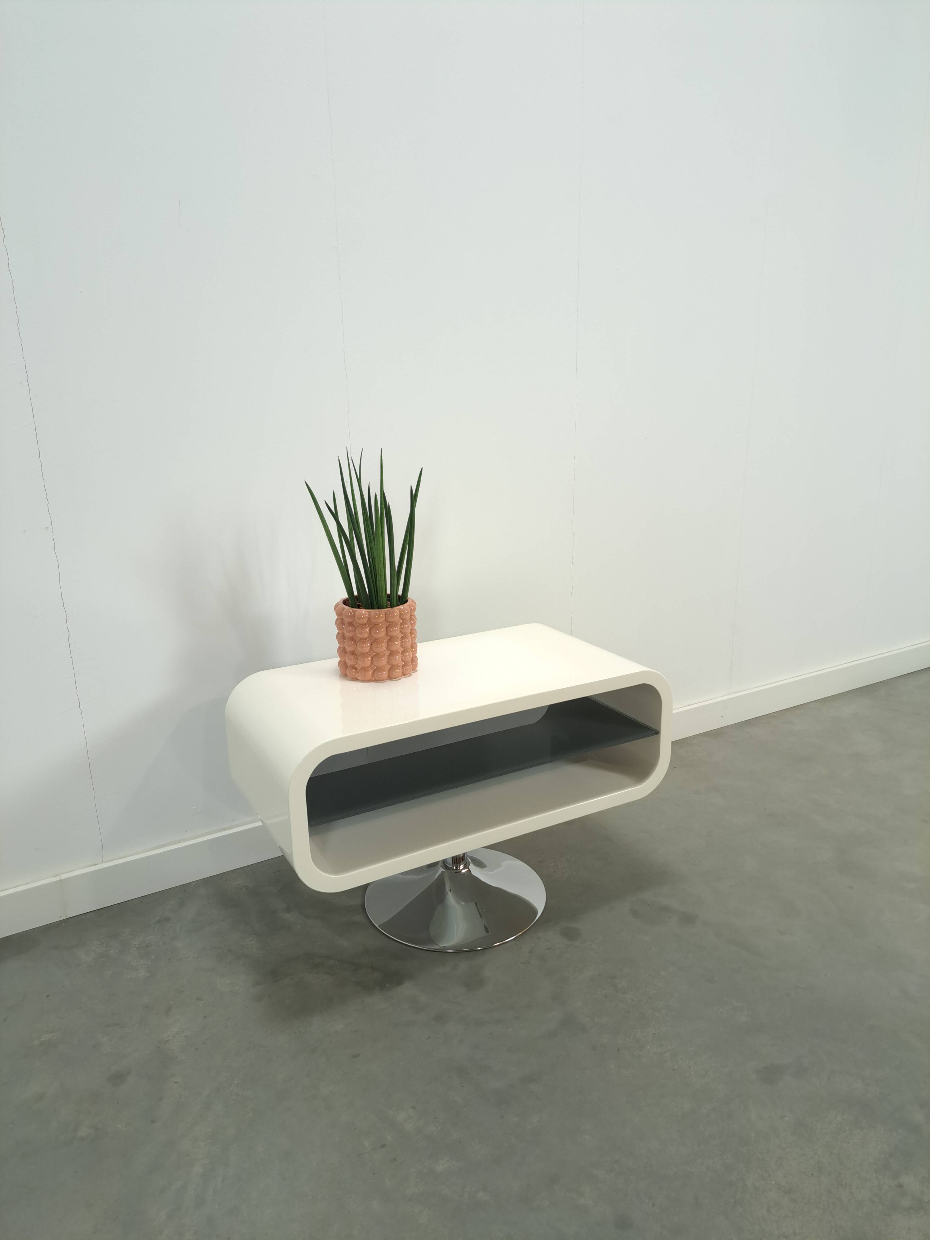 Witte tafel met afgeronde hoeken en glassen blade, tv meubel