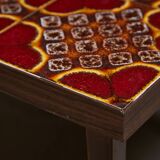 Table d'appoint basse en placage de bois avec plateau en céramique à fleurs colorées, années 1970