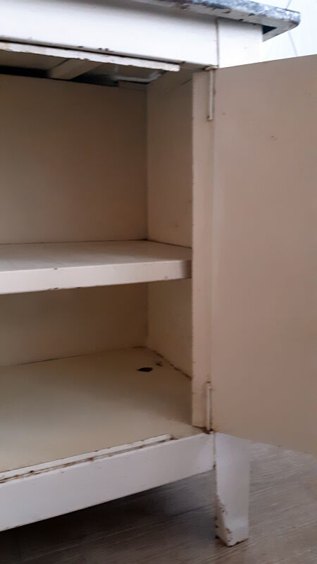 Meuble en tôle émaillée vintage