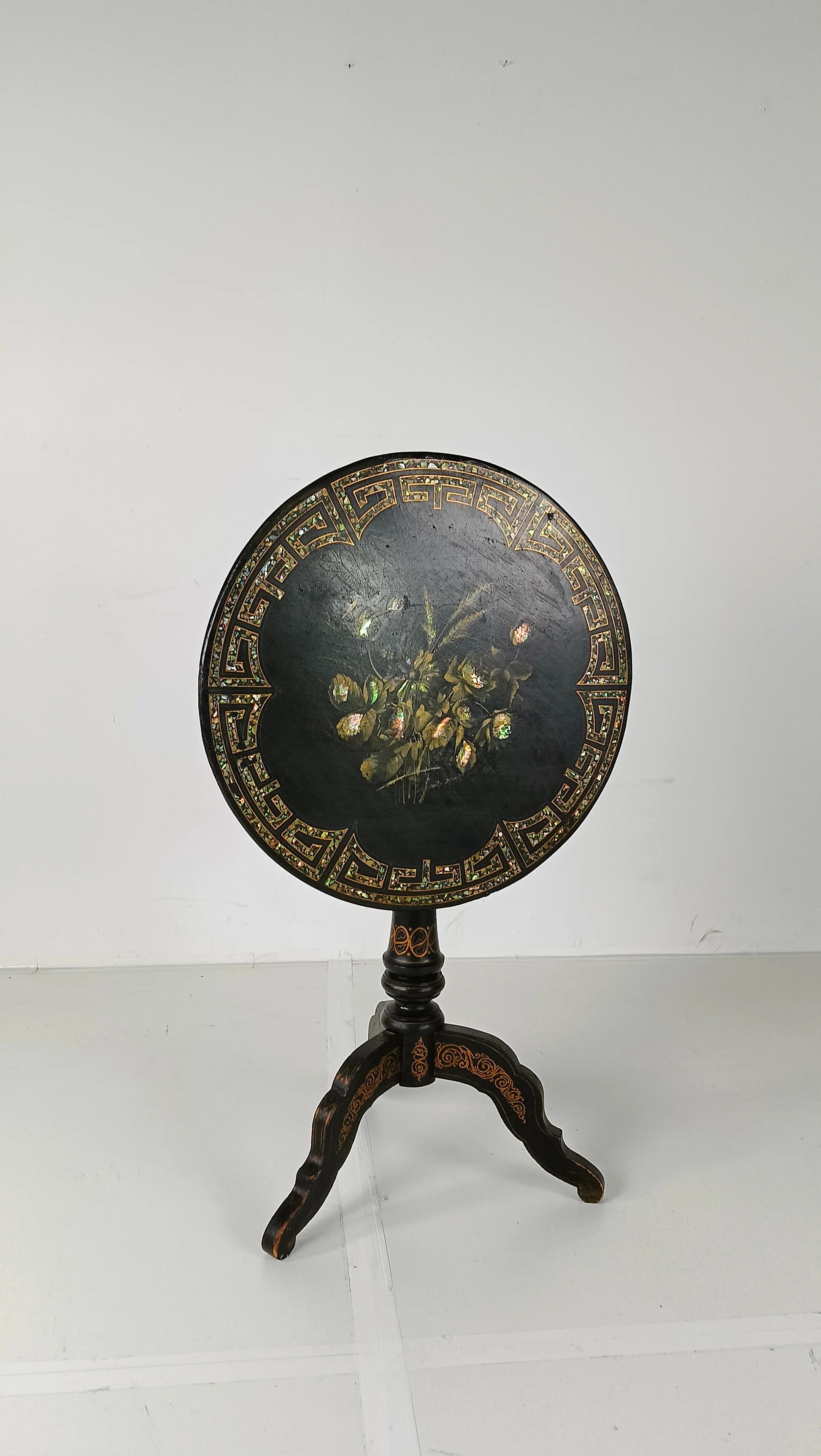 Astonishing Napoleon III tip-top table