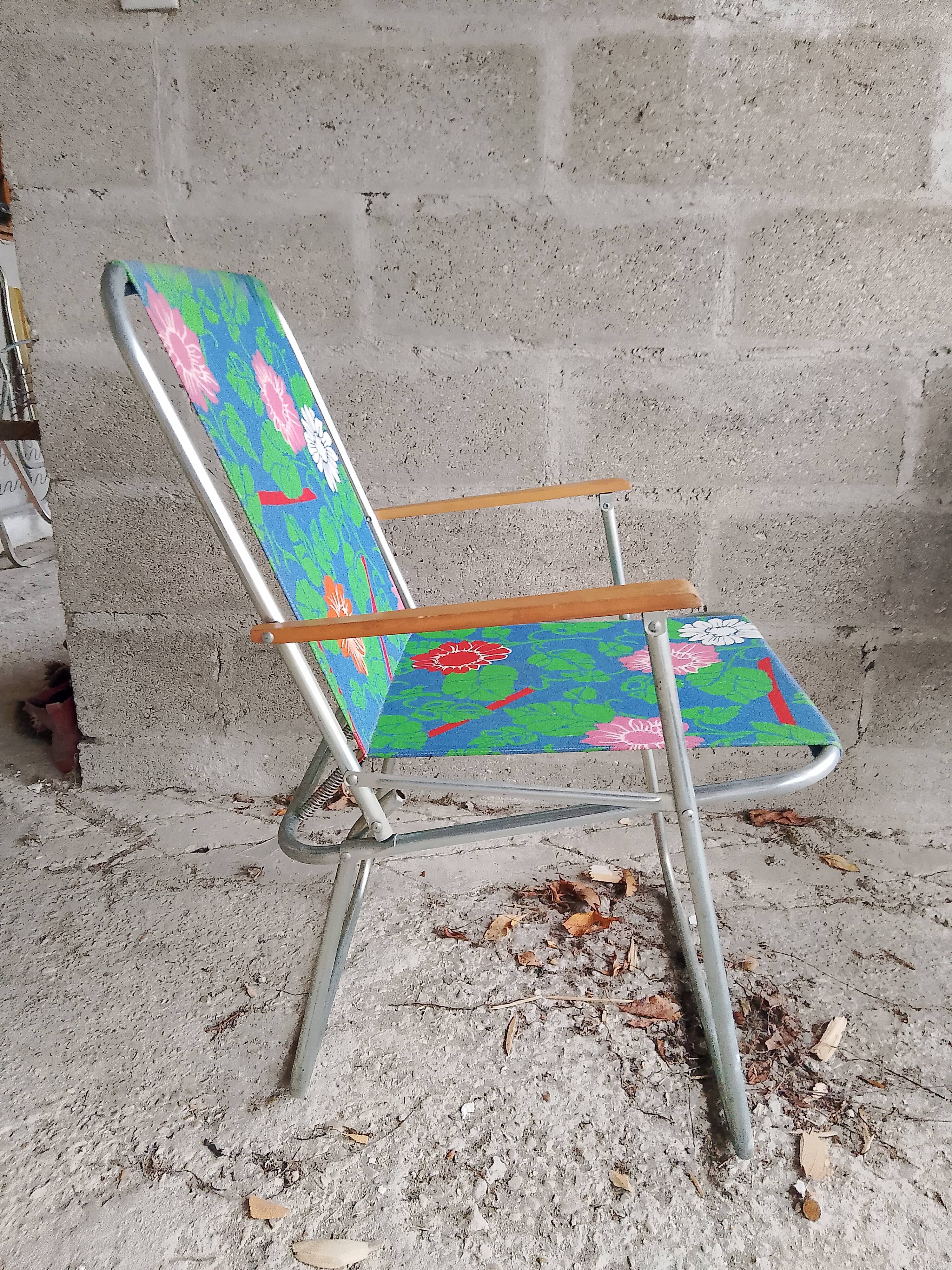 70's folding chairs with armrests