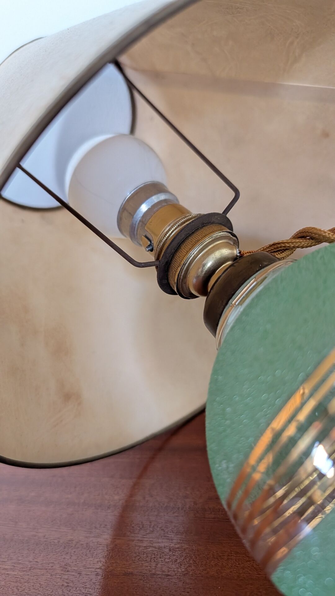 Lampe de table en verre granité vert