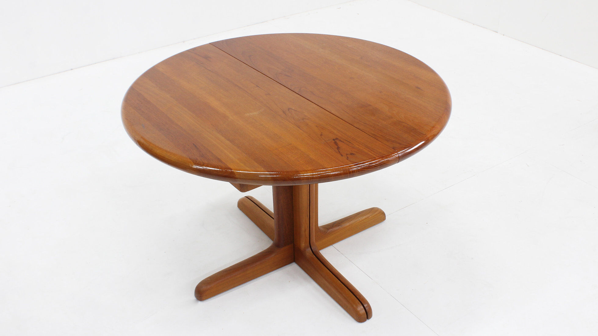 Vintage Danish round extendable dining table solid teak Langeskov möbelfabrik