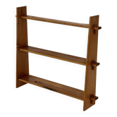 Étagère murale vintage en bois de pin au design minimaliste.