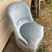 Fauteuil crapaud en velours bleu ciel