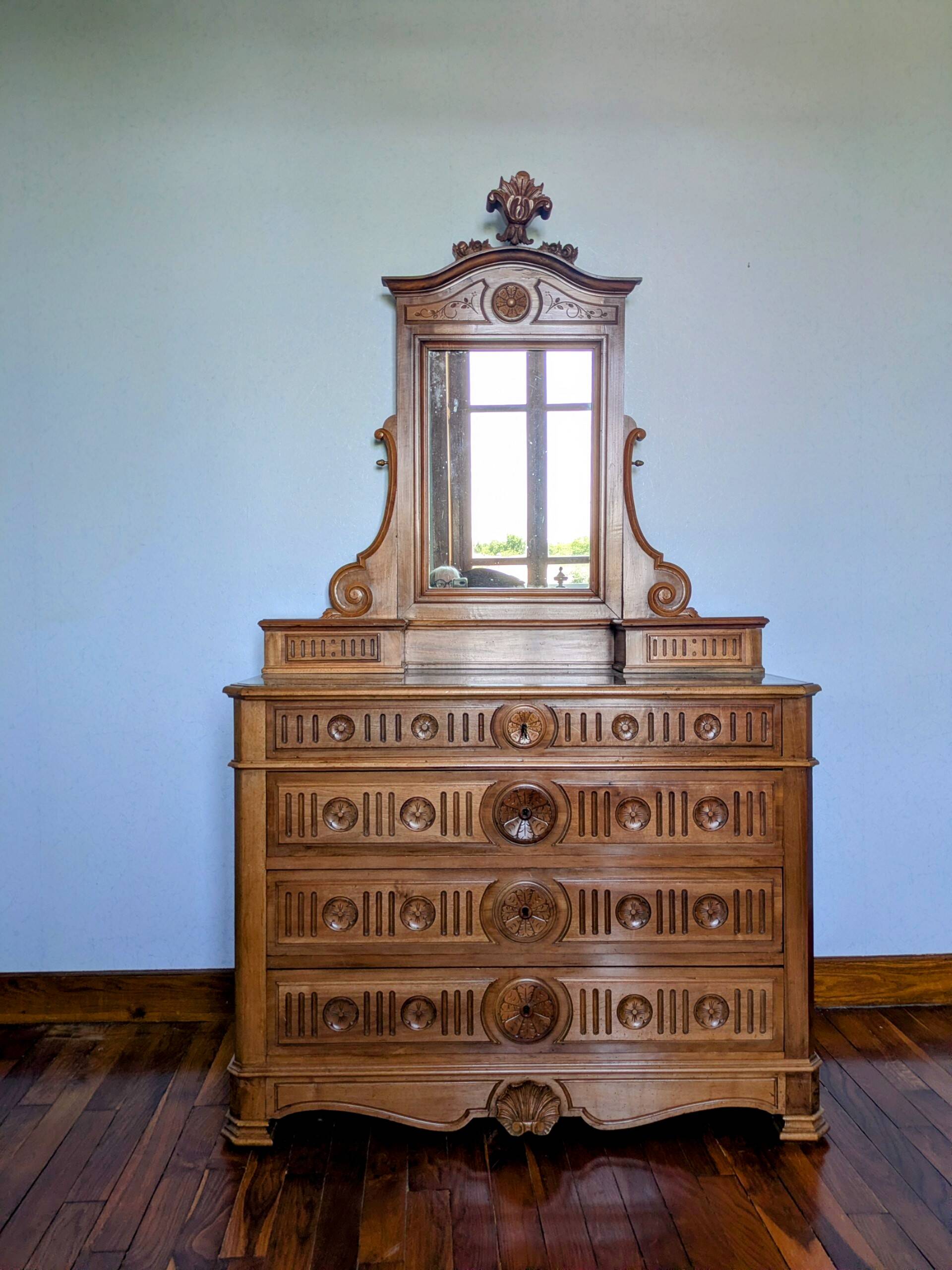 Dressing table in fine walnut from the 19th century.