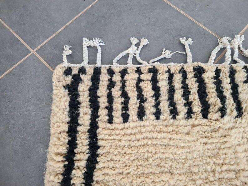 Handmade natural wool Berber rug size 1.5/2.5 m