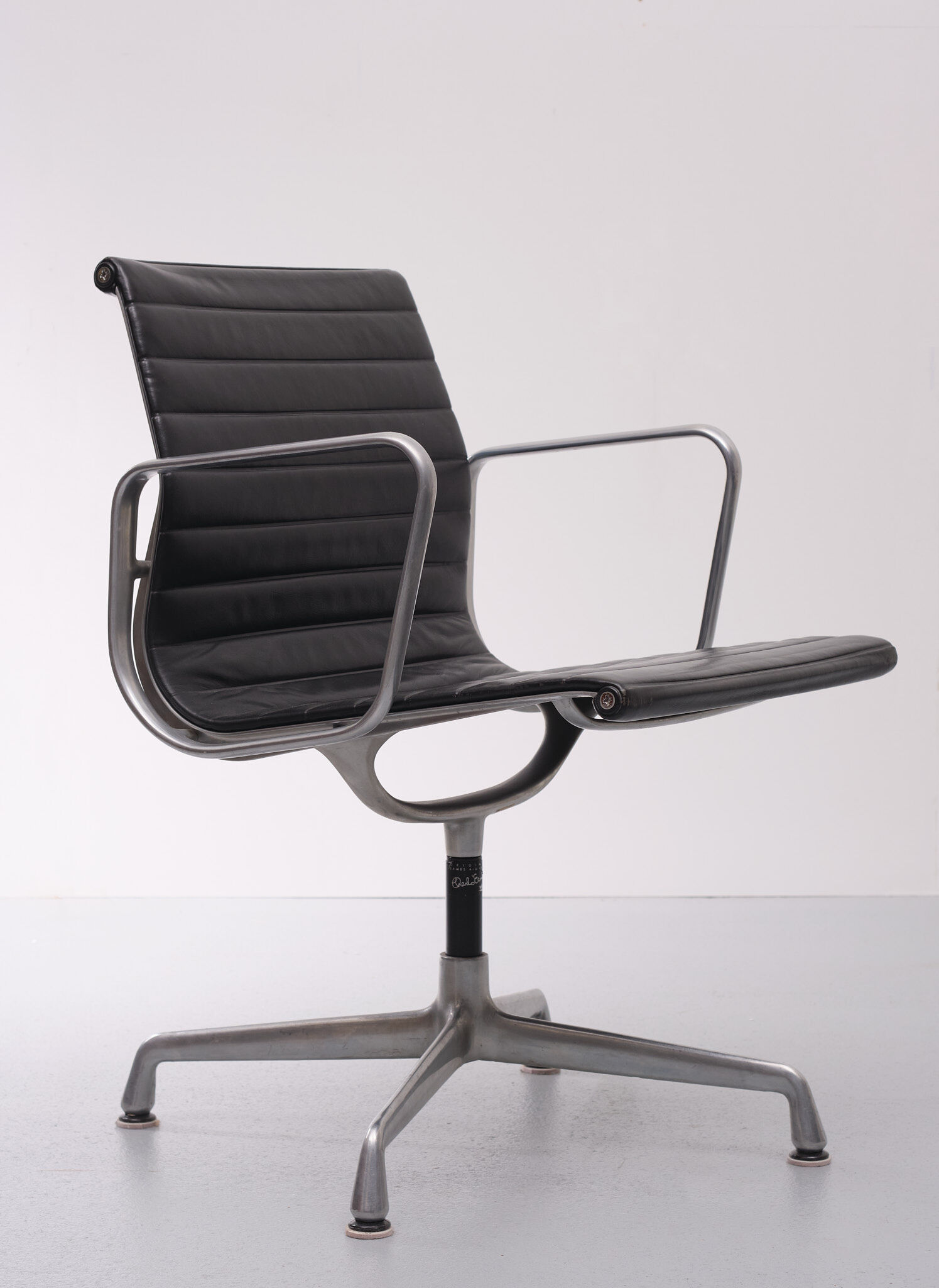 Leather Arm Chair Charles and Ray Eames Model EA108